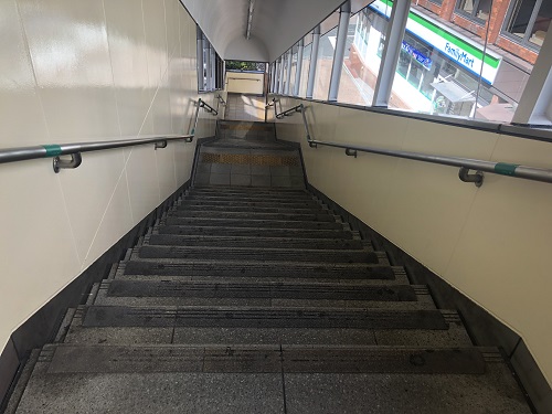 旦過駅出口階段